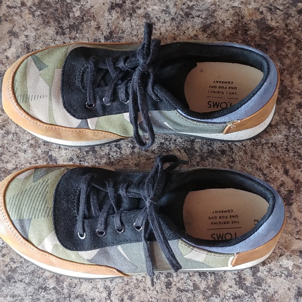 TOMS🌱 Youth 2 Camo Lace up Sneakers - Picture 2 of 9